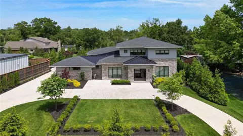 9147 Clayton Rd, Ladue, MO 63124