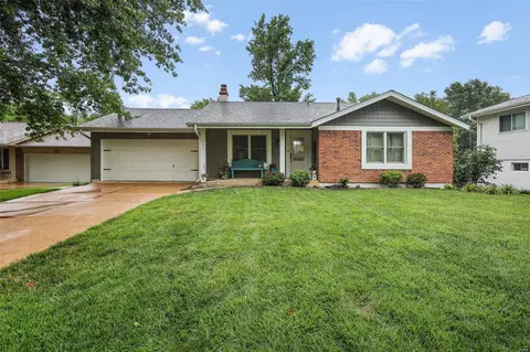 211 Straightoak Ct, Ballwin, MO 63021