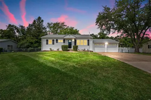 207 Hillsdale Dr, Ballwin, MO 63011