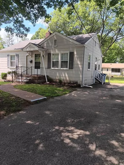611 Ballman Ave, Saint Louis, MO 63135