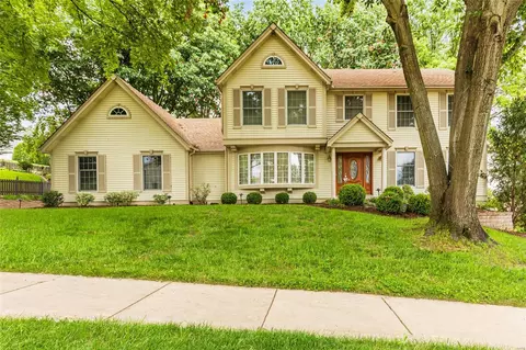 384 Greentrails Dr S, Chesterfield, MO 63017
