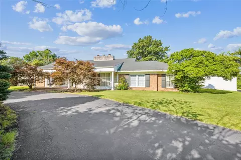 5 Westwood Country Club Ln, Saint Louis, MO 63131
