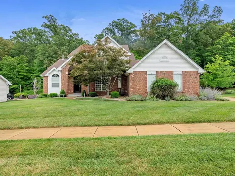 738 Southern Hills Dr, Eureka, MO 63025