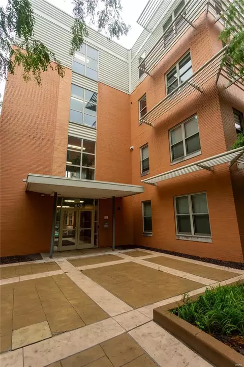 652 Emerson Rd #303, Creve Coeur, MO 63141
