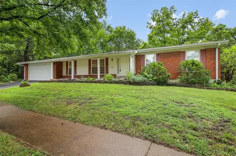 1004 Dutch Mill Dr, Ballwin, MO 63011