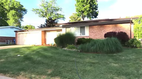 1630 Bay Meadows Dr, Florissant, MO 63033