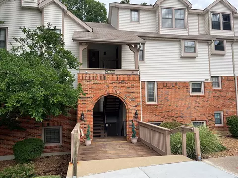 7025 Green Tee Ct #D, Oakville, MO 63129