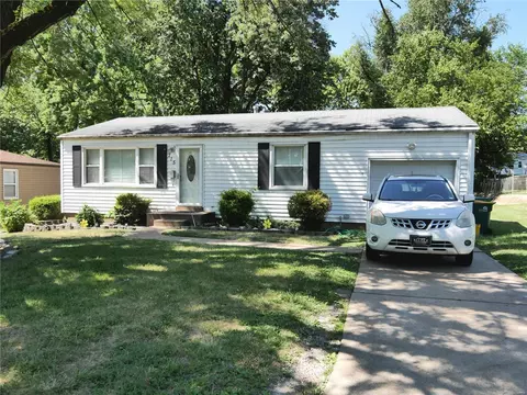 715 Science Hill Dr, Saint Louis, MO 63137