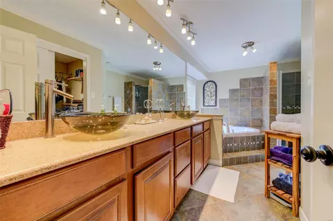 Bath - 725 Kerley Ct, Wildwood, MO 63011 photo 2 of 6