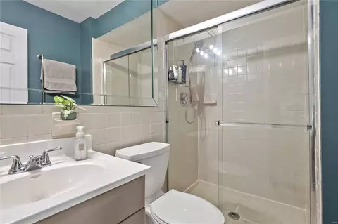 Bath - 305 Statewood Dr, Ballwin, MO 63021 photo 1 of 2