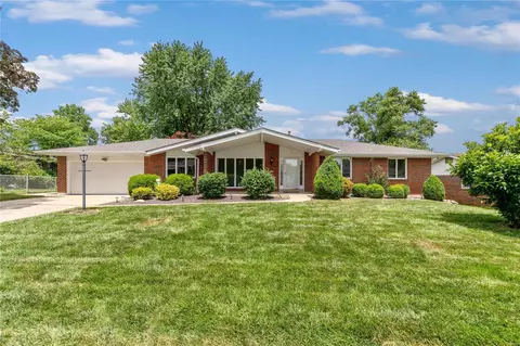705 Hathaway Ln, Saint Charles, MO 63301