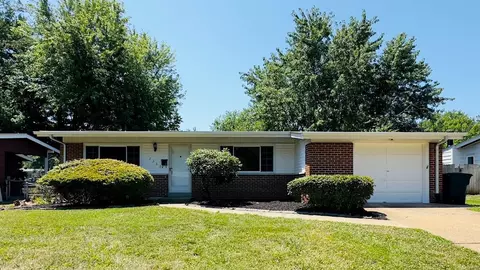 2380 Palomino Ln, Florissant, MO 63033