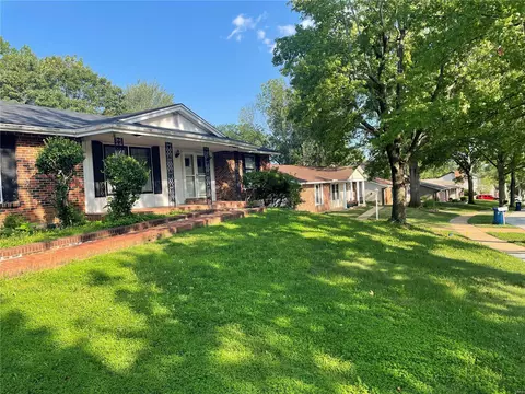 828 Windmill Dr, Ballwin, MO 63011