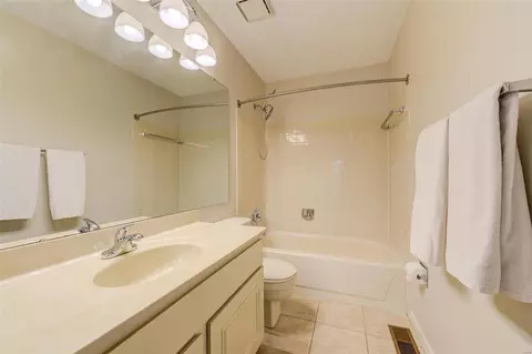 Bath - 1332 Holgate Dr #E2, Ballwin, MO 63021 photo 3 of 3