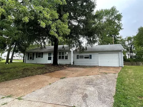 235 Du Bourg Ln, Florissant, MO 63031