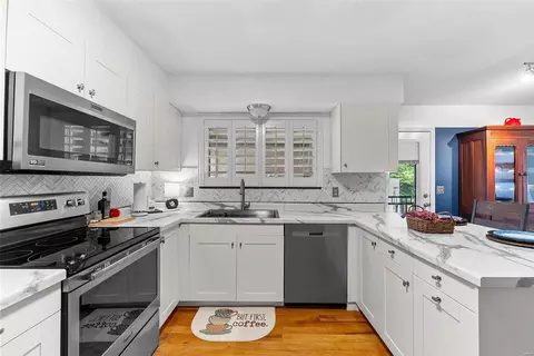 Kitchen - 401 White Chapel Dr, O'fallon, MO 63368 photo 4 of 6