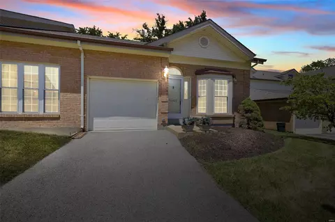 10923 Village Grove Dr, Saint Louis, MO 63123
