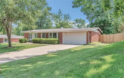 805 Westwood Dr, Ballwin, MO 63011