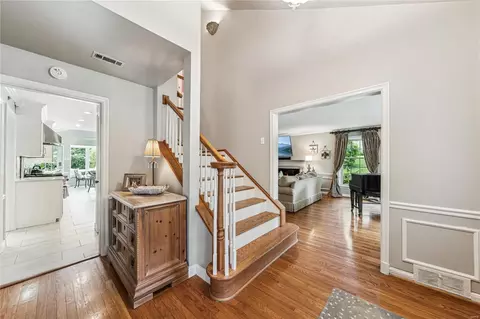 105 Graybridge Rd, Ladue, MO 63124 photo 3