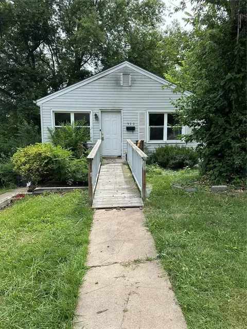 520 Superior Dr, Saint Louis, MO 63135