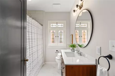Bath - 6242 Loran Ave, Saint Louis, MO 63109 photo 2 of 3
