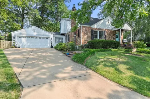 36 Southridge Ct, Glendale, MO 63122