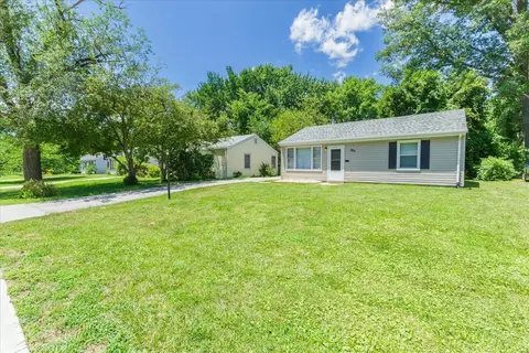 4 Mcnulty Dr, Florissant, MO 63031