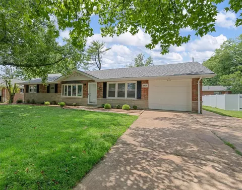 8813 Fox Park Dr, Crestwood, MO 63126