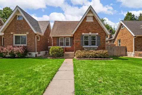 5246 Chippewa St, Saint Louis, MO 63109
