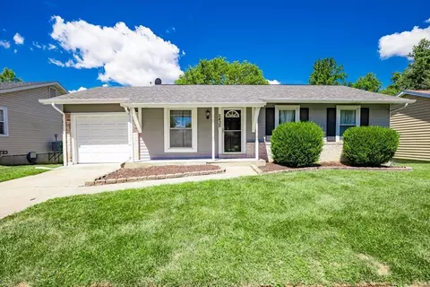 2435 Country Run Ct, Maryland Heights, MO 63043