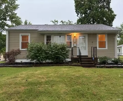 1140 Saint Patrice Ln, Florissant, MO 63031
