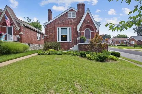 9352 Rambler Dr, Affton, MO 63123