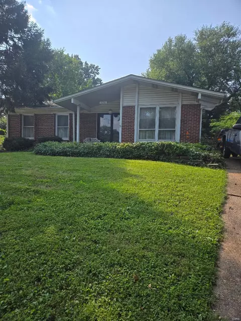 2295 Woodgrass Dr, Saint Louis, MO 63114