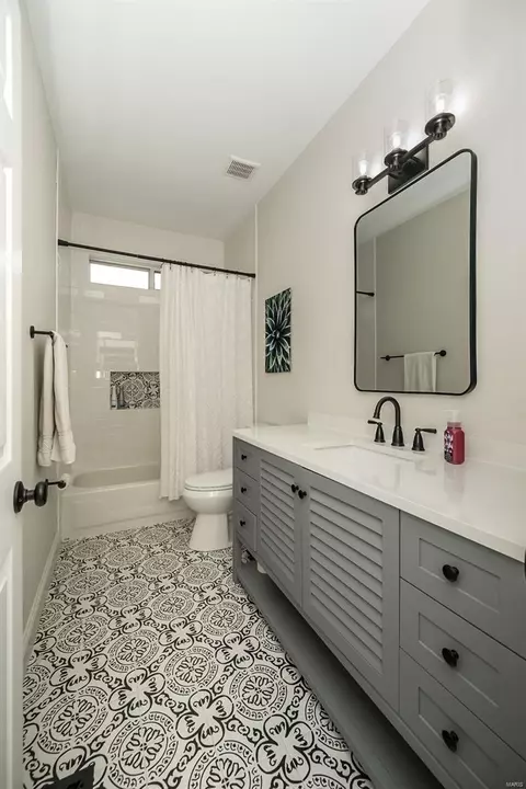 Bath - 40 Crocknaraw Ln, Weldon Spring, MO 63304 photo 4 of 5
