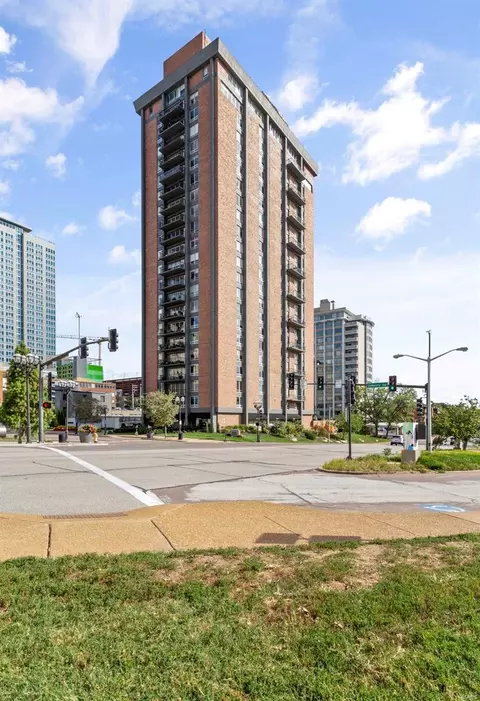 200 S Brentwood Blvd #15D, Saint Louis, MO 63105
