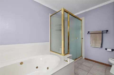 Bath - 827 Castlebar Ct, Manchester, MO 63021 photo 3 of 7