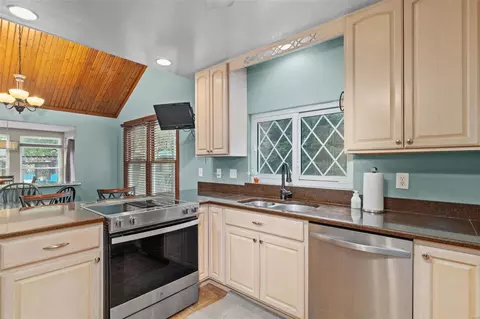 Kitchen - 827 Castlebar Ct, Manchester, MO 63021 photo 5 of 7