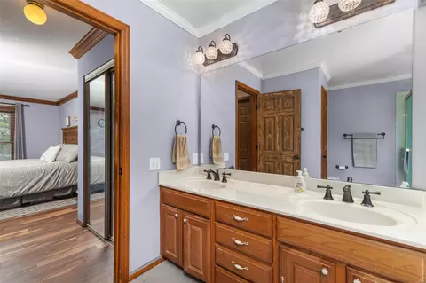 Bath - 827 Castlebar Ct, Manchester, MO 63021 photo 2 of 7