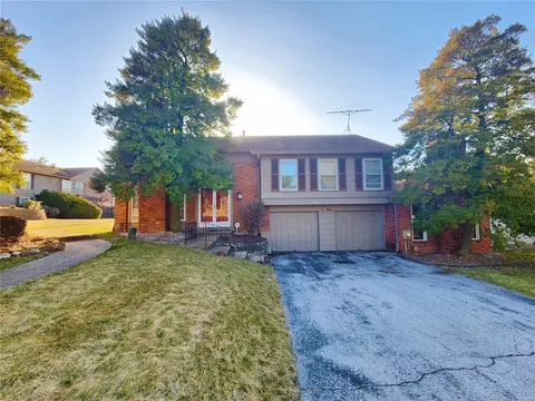 12195 Partridge Run Dr, Florissant, MO 63033