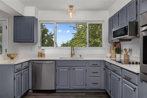 Kitchen - 2 Steeple Hill Ln, Ballwin, MO 63011 photo 4 of 5