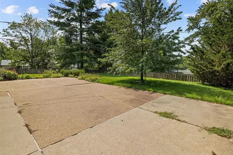 Exterior - 2 Steeple Hill Ln, Ballwin, MO 63011 photo 6 of 10