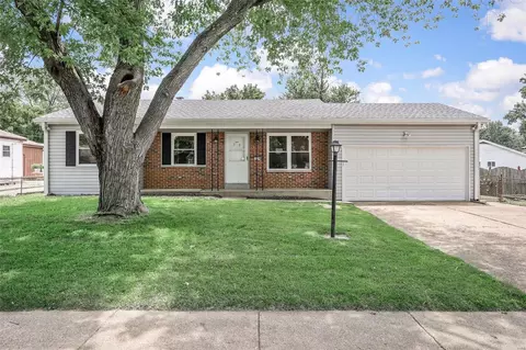 1070 Cedar Pl, Florissant, MO 63031