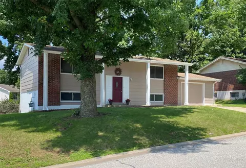 1643 Lincoln Dr, Saint Charles, MO 63303