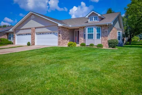 116 Braewood Cir #17C, Saint Charles, MO 63301