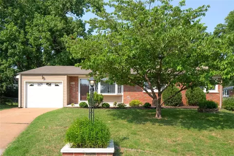 4701 Warrior Dr, Saint Louis, MO 63123