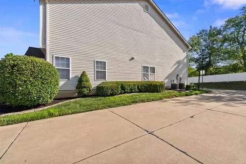 Exterior - 439 Wild Oak Dr, O'fallon, MO 63368 photo 3 of 4