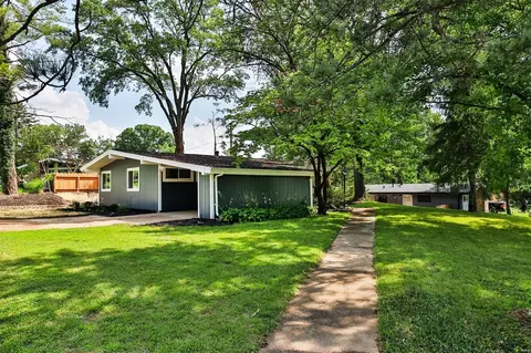 700 Paddock Ct, Saint Louis, MO 63126
