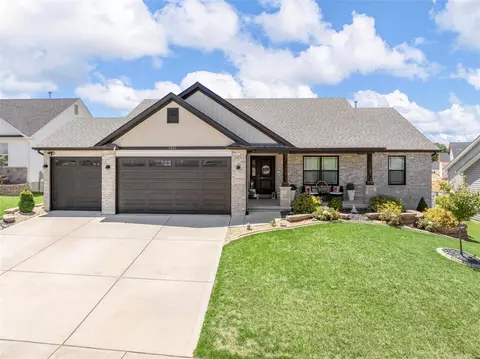 1051 Timber Bluff Dr, Wentzville, MO 63385