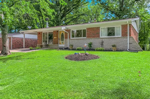 62 Gocke Pl, Overland, MO 63114