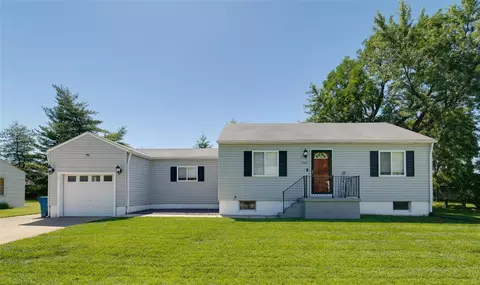 7102 Willow Ln, Hazelwood, MO 63042